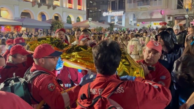 ektakto-synagermos-tora-sto-karnavali-tis-patras-amp-8211-gemise-o-topos-asthenofora-kai-giatroi-amp-8211-toys-metaferoyn-sto-nosokomeio-456446