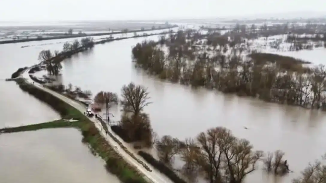 pnigetai-o-evros-plimmyrisan-100-000-stremmata-kai-chiliades-anthropoi-einai-se-apognosi-456739