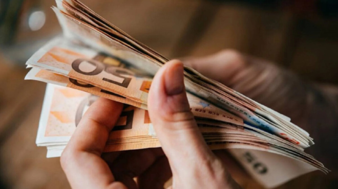 epidoma-1200-eyro-se-goneis-poioi-einai-oi-dikaioychoi-kai-pos-tha-to-parete-457109