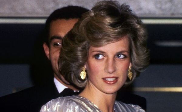 egrapse-mono-psemata-to-apagoreymeno-eggrafo-poy-egrapse-sta-17-tis-i-ntaiana-simera-axizei-8-000-455963