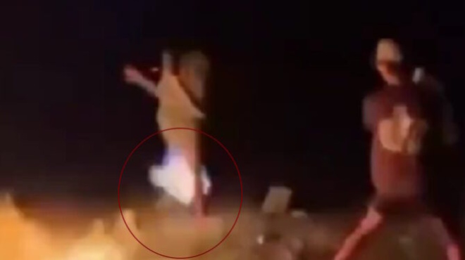 17chronos-evale-fotia-ston-filo-toy-me-venzini-kai-gelage-eno-ekeinos-prospathoyse-na-sothei-video-452580