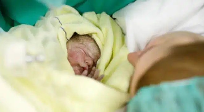 18chroni-egkyos-gennise-meta-apo-4-ores-toketoy-molis-oi-giatroi-eidan-to-stoma-toy-moroy-epathan-sok-451134