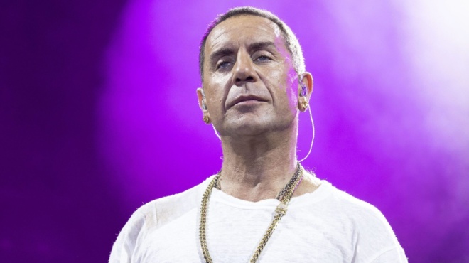 giorgos-mazonakis-epestrepse-me-moystaki-sti-skini-kai-emoiaze-me-iroa-to-1821-457874