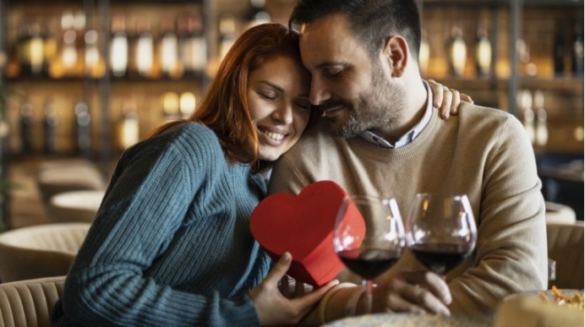 ta-zodia-toy-agioy-valentinoy-oi-3-poy-ton-flevari-vriskoyn-ton-erota-kai-kanoyn-schesi-amp-8211-o-enas-echei-polla-chronia-monos-toy-451424