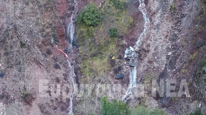 pagosan-oi-astynomikoi-aytokinito-epese-se-gkremo-300-metron-kai-otan-to-plisiasan-eidan-mesa-ton-odigo-nekro-gymno-kai-akefalo-453112