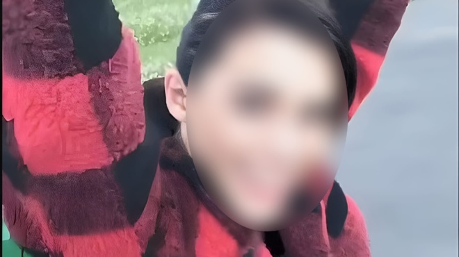 tragodia-31chronos-skotose-tin-21chroni-kopela-toy-geitonas-kalese-asthenoforo-kai-astynomia-anisychisa-apo-tis-fones-kai-ta-chtypimata-454505