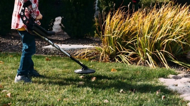 adianoito-paidi-4-eton-vrike-thisayro-ekatommyrion-eno-epaize-me-anichneyti-metallon-amp-8211-to-simeio-poy-ton-entopise-kai-ti-eiche-mesa-451470