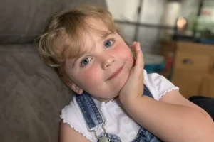 5chrono-koritsi-pethane-liges-meres-meta-apo-epemvasi-stis-amygdales-453752