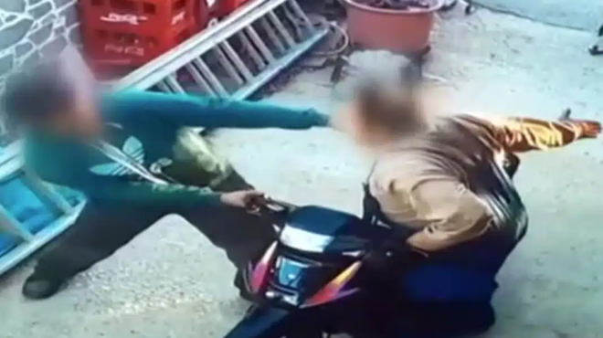 patroktonia-sti-lero-vinteo-ntokoymento-apo-ti-stigmi-poy-o-50chronos-epitithetai-ston-gio-toy-gia-na-ton-chtypisei-457708