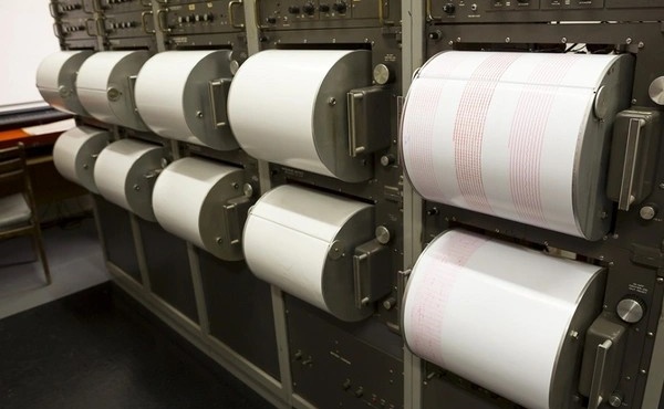 tora-7-seismoi-se-pasignosti-poli-tis-elladas-amp-8211-den-mpainoyn-sta-spitia-toys-oi-katoikoi-amp-8211-kanei-ton-enan-piso-apo-ton-allon-452083