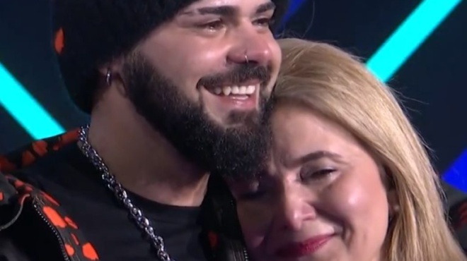 des-me-mama-o-akylas-tragoydnse-xana-kai-mazi-me-tin-mntepa-toy-eklapsan-oloi-tiletheates-koino-paroysiastes-454815