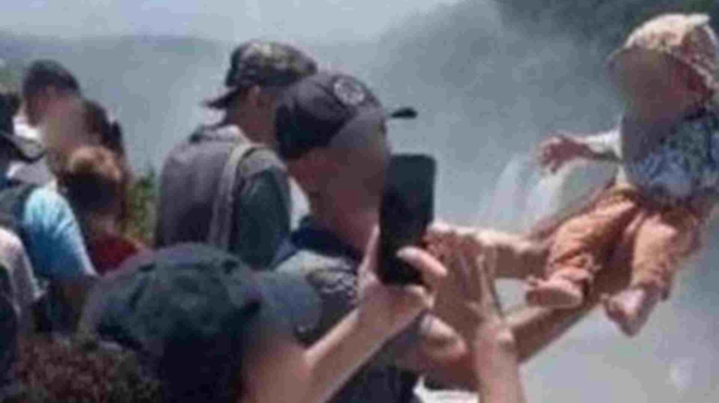 pagkosmia-orgi-gia-ton-patera-toy-chronoy-riskare-ti-zoi-toy-vrefoys-toy-gia-ta-likes-to-vinteo-poy-kovei-tin-anasa-456544