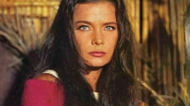 tzeni-karezi-sto-fos-to-teleytaio-sygklonistiko-vinteo-tis-zois-tis-amp-8211-kathetai-sto-saloni-tis-mesa-sto-spiti-tis-sta-ilisia-455978