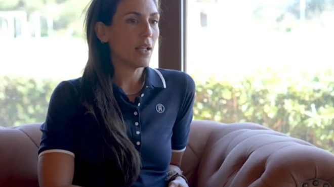 trochaio-sok-gia-tin-anthi-voylgari-sto-asthenoforo-choris-na-niothei-ta-podia-tis-463839