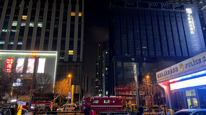 ektakto-megali-fotia-se-polyorofo-ktirio-dystychos-echoyme-nekroys-kai-dekades-traymaties-465371