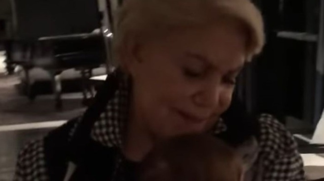 marinella-to-pio-glyko-vinteo-me-tin-koryfaia-ermineytria-na-koimizei-tin-kori-tis-ivis-adamoy-stin-agkalia-tis-465470