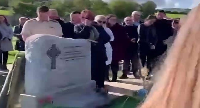 vgalte-me-exo-einai-skoteina-edo-andras-fonaze-apo-ton-tafo-stin-kideia-toy-458899