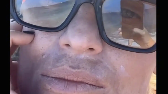 eleonora-meleti-epiteloys-milise-giati-anevazei-fotografies-me-to-moystaki-460606