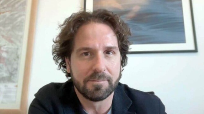 poios-einai-o-nikos-kosmatopoylos-poy-plakothike-ston-aera-me-ton-eyaggelato-459568