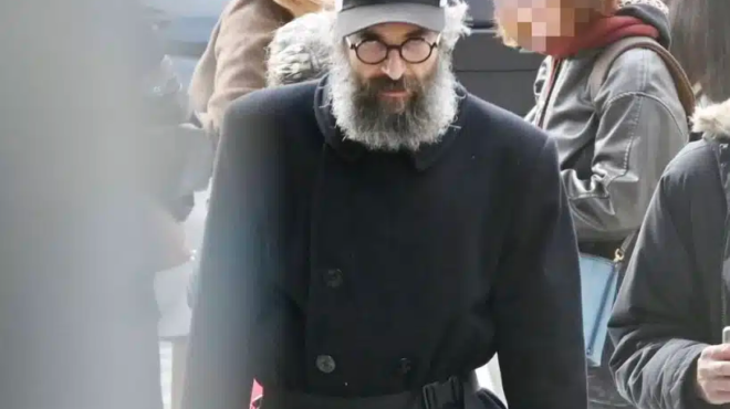 agapimenos-ellinas-ithopoios-emfanistike-etsi-sto-kentro-tis-athinas-kai-travixe-ta-vlemmata-462111