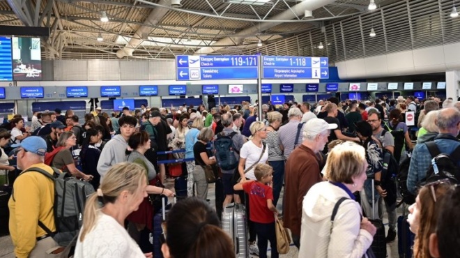 akyronontai-oi-ptiseis-apo-kai-pros-ellada-chaos-sta-aerodromia-se-talaiporia-oi-epivates-460118