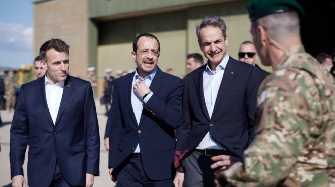 sti-soyda-o-makron-ti-synevi-kata-ti-diarkeia-tis-afixis-toy-sto-nisi-460295