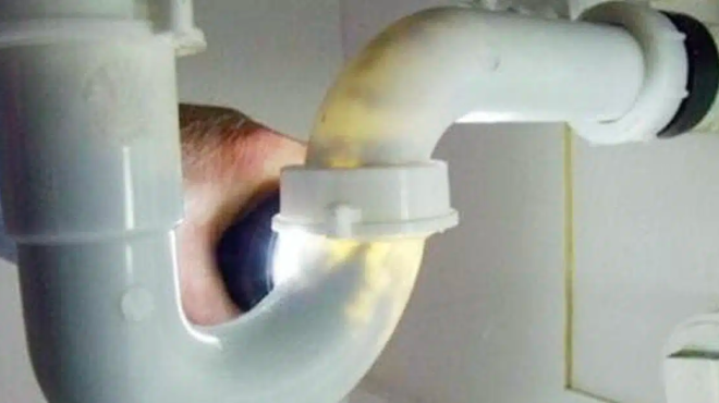 rixte-alati-mesa-stin-toyaleta-kai-tha-katalavete-ayta-den-mas-ta-lene-oi-ydraylikoi-458937