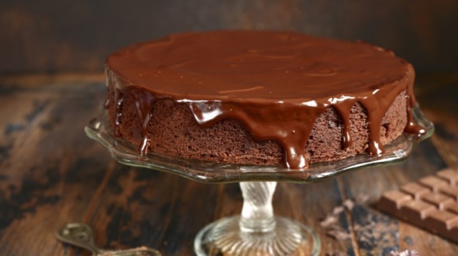 to-apolyto-amp-8230-nistisimo-keik-sokolatas-afrato-kai-poly-malako-moiazei-me-soyfle-gia-osoys-nisteyoyn-kai-theloyn-na-fane-ena-glykaki-462571