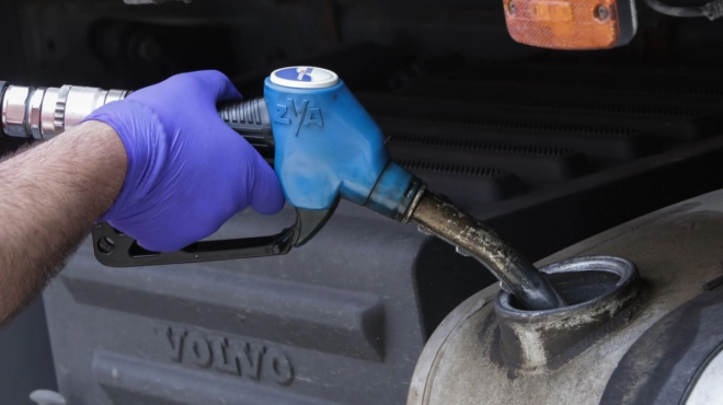 venzini-me-0-01-eyro-to-litro-panikos-se-venzinadiko-terastia-oyra-gia-na-foylaroyn-ta-amaxia-kosmos-trechei-me-mpitonia-sto-cheri-461022