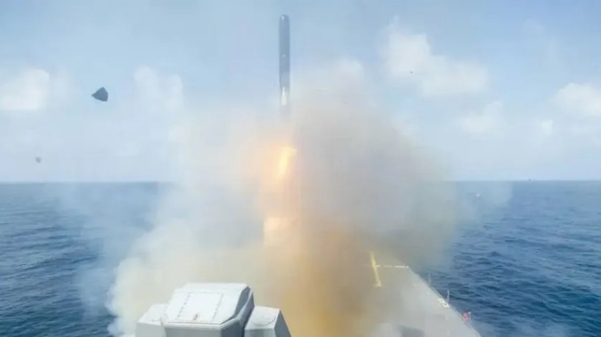 polemiko-thriler-vythistike-fregata-meta-apo-epithesi-ypovrychioy-toylachiston-101-agnooymenoi-458886