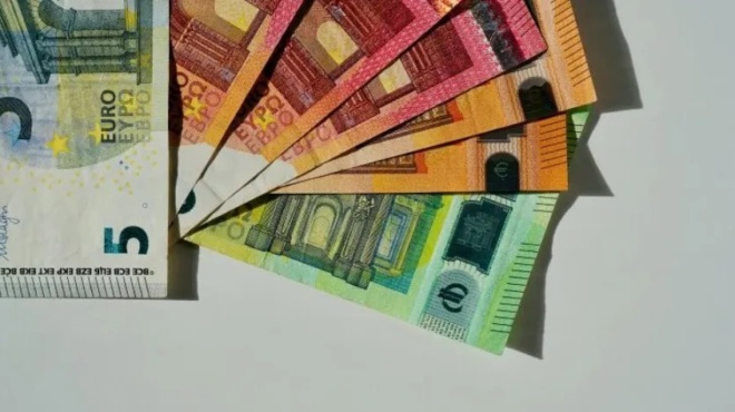 ektakto-voithima-pascha-poioi-pairnoyn-amp-8230-choris-na-kanoyn-tipota-120-160-i-200-eypo-459055