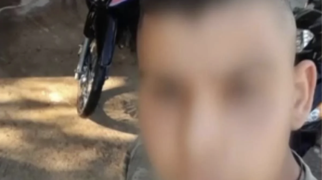 oloi-oi-ellines-zitoyn-na-min-mpei-stin-fylaki-molis-anakoinothike-apo-to-dikastirio-i-apofasi-gia-ton-17chrono-poy-skotose-ton-patera-toy-458716