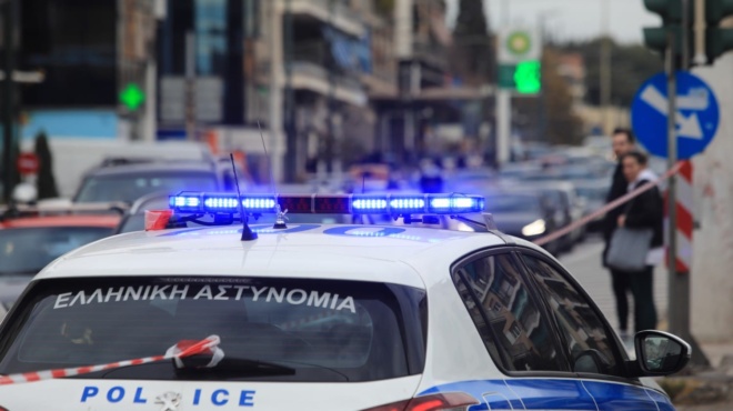 tragodia-ston-peiraia-nekri-17chroni-poy-epese-apo-ton-pempto-orofo-synelifthi-i-mitera-tis-458354