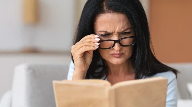 apo-ayto-paschoyn-170-000-ellines-kai-o-enas-stoys-dyo-den-to-xerei-kan-amp-8211-to-proto-symptoma-poy-kaneis-den-dinei-simasia-460869