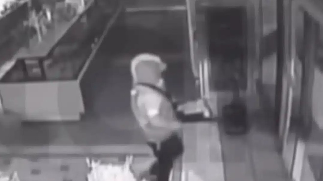 keratsini-diarriktis-mpoykare-se-foyrno-vrike-adeia-tin-tameiaki-kai-arpaxe-20-kommatia-galaktompoyreko-459487