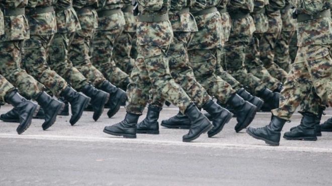 osoi-eiste-mechri-41-eton-amp-8230-epistrateysi-stin-ellada-amp-8211-aytoi-poy-tha-pane-protoi-amp-8211-pos-tha-se-eidopoiisoyn-amp-8211-ta-2-chartia-poy-prepei-na-echeis-mazi-458810