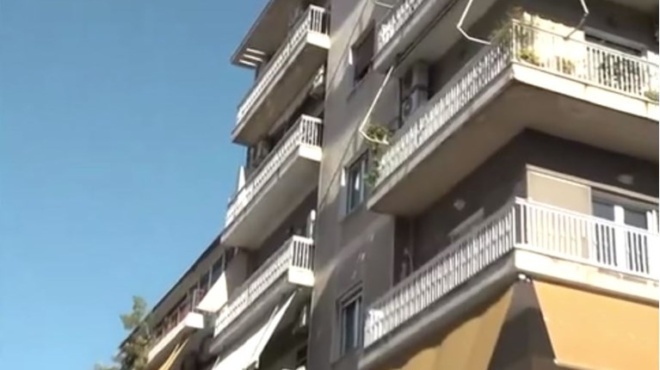 akoysa-kapoion-na-fonazei-s-agapao-giati-anoigoyn-ta-stomata-ston-peiraia-gia-ti-nekri-17chroni-vgike-sto-mpalkoni-na-milisei-sto-tilefono-kai-458498