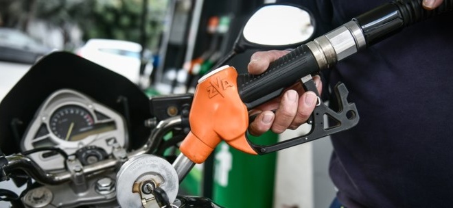 zesto-chrima-sto-cheri-gia-na-valoyme-venzini-sto-aytokinito-mathe-an-dikaioysai-ti-nea-epidotisi-toy-fuel-pass-amp-8211-oi-dyo-proypotheseis-458751