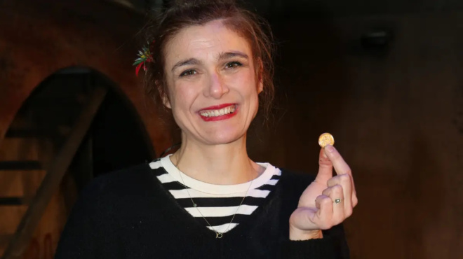 eiche-kratisei-ta-panta-kryfa-gennise-pasignosti-ellinida-ithopoios-kai-den-to-gnorize-kaneis-458279