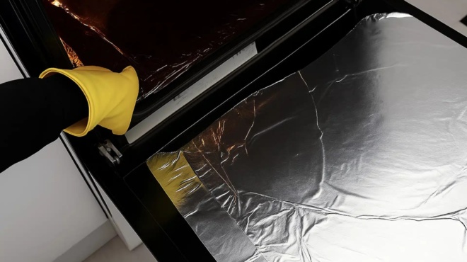 pos-na-katharisete-ton-foyrno-me-aloyminocharto-kai-na-ginei-san-tin-imera-poy-ton-agopasete-458180