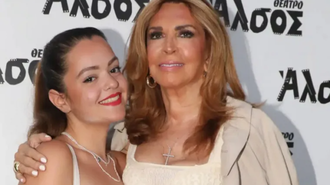 mimi-ntenisi-pascha-sto-exochiko-me-ti-panemorfi-maritina-o-kipos-i-pisina-kai-to-trapezi-poy-eklepsan-tis-entyposeis-468881