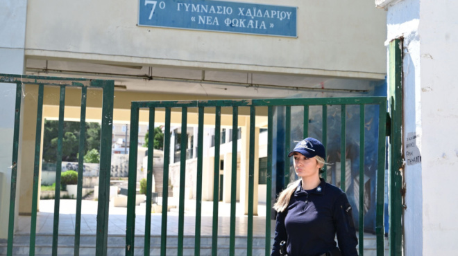 gi-ayto-epese-me-to-kefali-anoigoyn-ta-stomata-gia-tin-13chroni-sto-chaidari-to-apokalypse-i-kolliti-tis-fili-471005