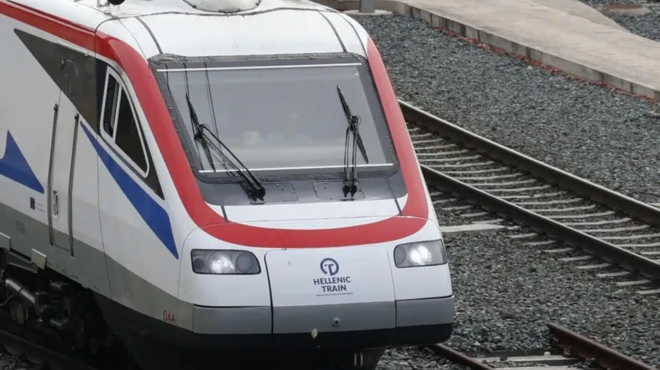 tragodia-sti-thessaloniki-nekros-andras-poy-petachtike-mprosta-se-en-kinisei-treno-477304