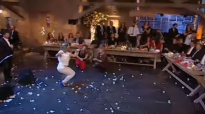 to-pio-asteio-zeimpekiko-stin-elliniki-tileorasi-sikothike-sto-plato-kai-egine-rezili-ton-skylion-video-473954