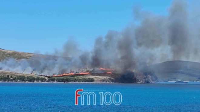 megali-fotia-tora-kaigetai-pasignosto-nisi-tis-elladas-amp-8211-ischyroi-anemoi-stin-periochi-amp-8211-dinei-machi-i-pyrosvestiki-483550