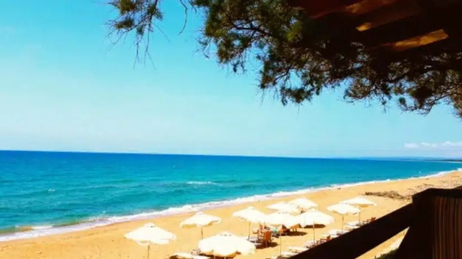 i-mykonos-tis-peloponnisoy-fthines-times-thalasses-ladi-pas-me-40-eupo-venzini-amp-038-kaneis-tis-diakopes-tis-zois-soy-482096