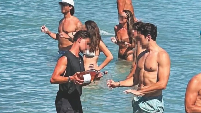 ergasiakos-mesaionas-stin-paro-servitoroi-ekteloyn-chrei-amp-8230-oinochoon-mesa-sti-thalassa-492447