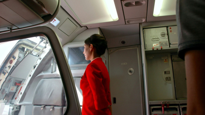 giati-oi-aerosynodoi-sas-chairetoyn-panta-stin-porta-toy-aeroplanoy-prin-mpeite-to-agnosto-kolpo-ton-aeroporikon-kai-to-mystiko-piso-apo-to-chamogelo-toys-495332