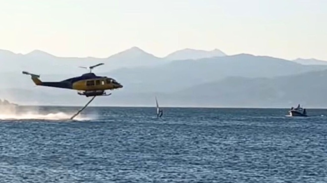 sokaristiko-vinteo-apo-tin-aigialeia-i-stigmi-poy-windsurfer-perase-mprosta-apo-pyrosvestiko-elikoptero-tin-ora-tis-ydrolipsias-496288