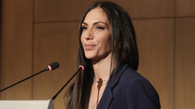 i-anthi-chamogelage-kai-itan-i-proti-emfanisi-tis-voylgari-meta-tis-kataggelies-gia-endooikogeneiaki-via-503269